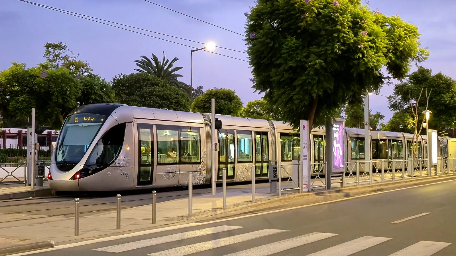 Station de tramway moderne à Rabat-Salé avec éclairage architectural